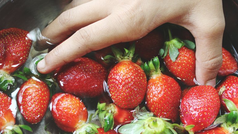 Erdbeeren richtig waschen – mit Salz?