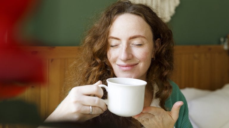Hausmittel gegen Blähungen: Frau trinkt Tee