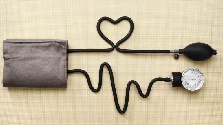 Aus dem Kabel eines Blutdruckgeräts wird ein Herz geformt