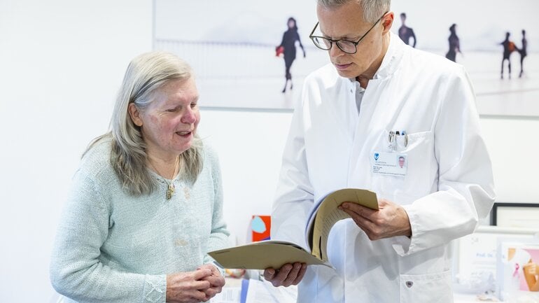 Patientin im Gespräch mit ihrem Arzt