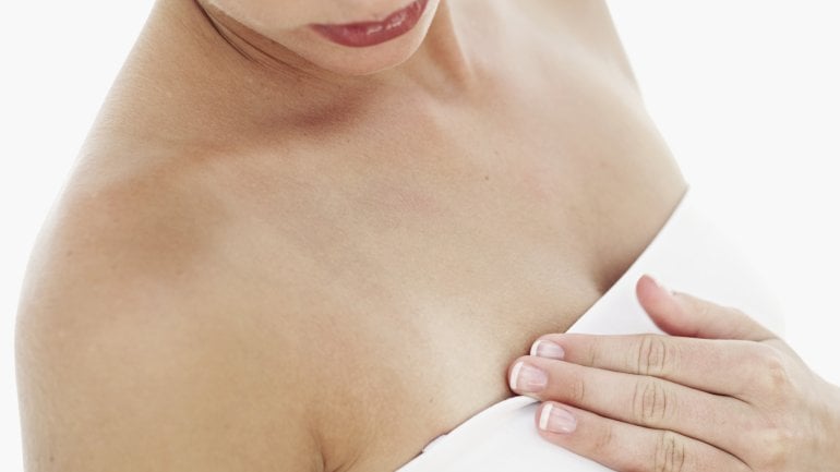 Das Bild zeigt eine Frau mit bandagierter Brust.