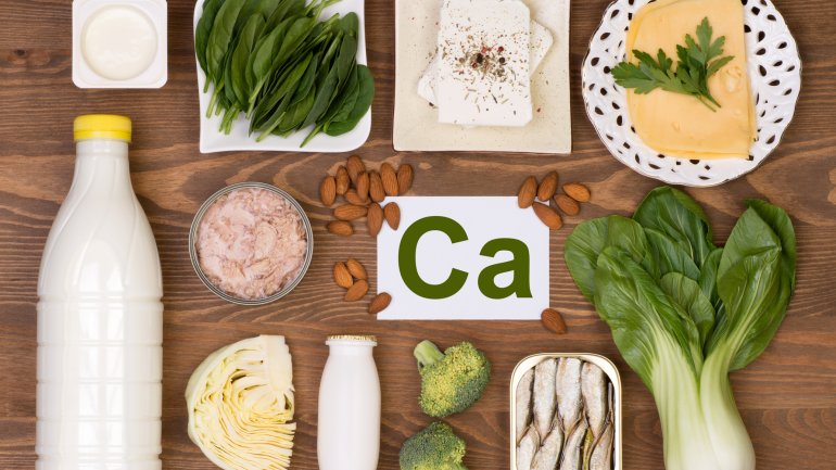 Man sieht verschiedene Lebensmittel mit Calcium.