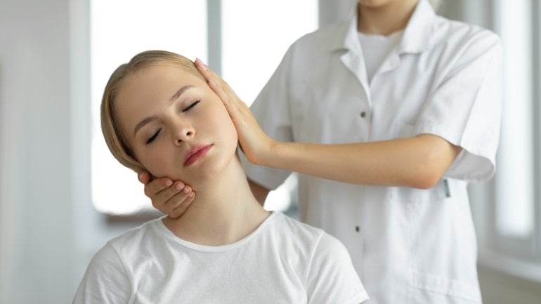 Eine Chiropraktikerin behandelt eine junge Frau 