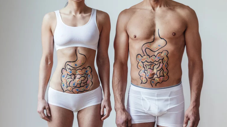 Ein Mann und eine Frau mit aufgemaltem Magen-Darm-Trakt.