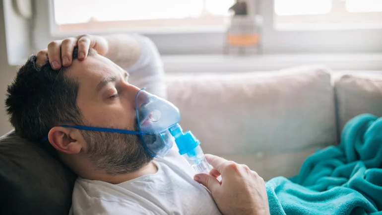 Mann mit Sauerstofftherapie bei COPD