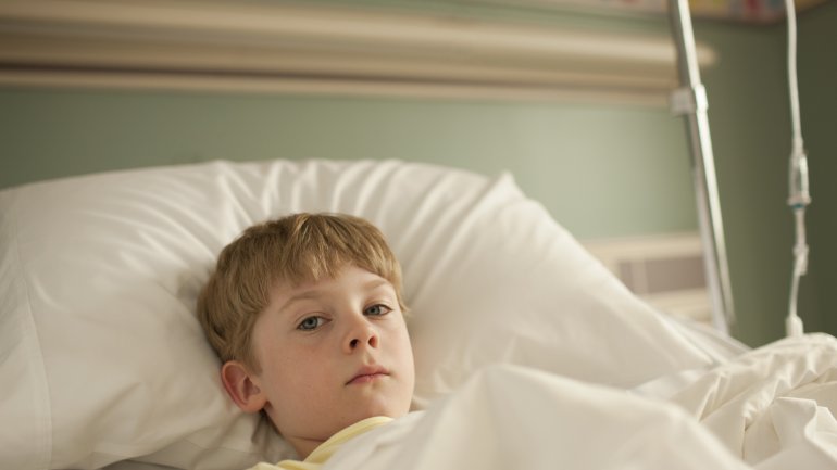 Kind im Krankenhausbett