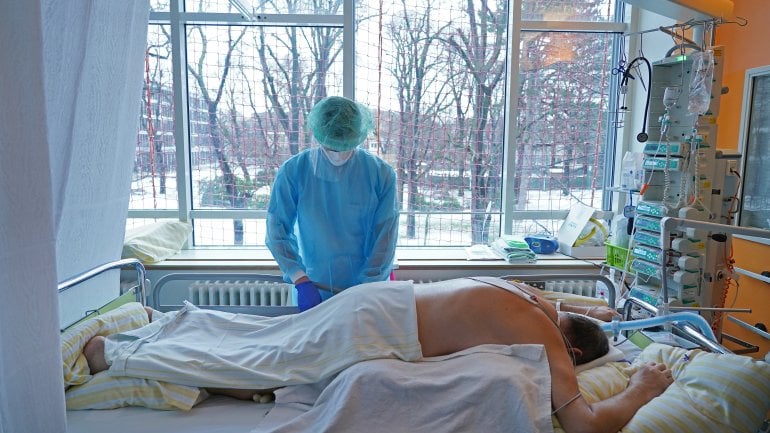 Ein Covid-19-Patient liegt auf dem Bauch 