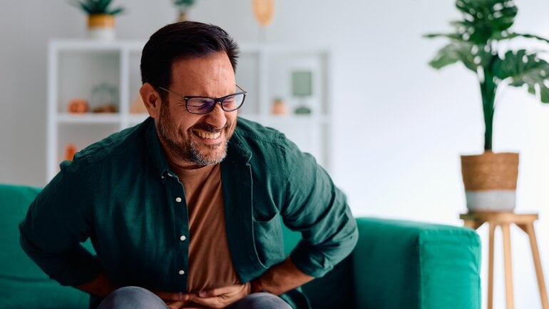 Krampfartige Bauchschmerzen: Häufiges Symptom bei Darmstenose