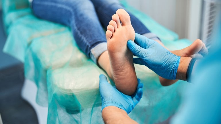 Frau mit diabetischen Fuß lässt sich ärztlich untersuchen.