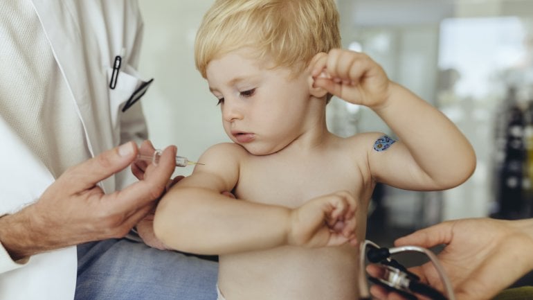 Kleinkind erhält eine Impfung gegen Diphtherie