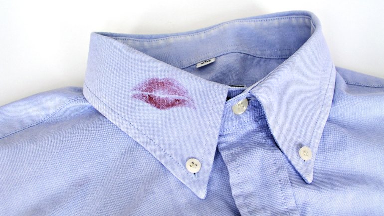 Man sieht einen Lippenstift-Kussmund auf einem Hemdkragen.