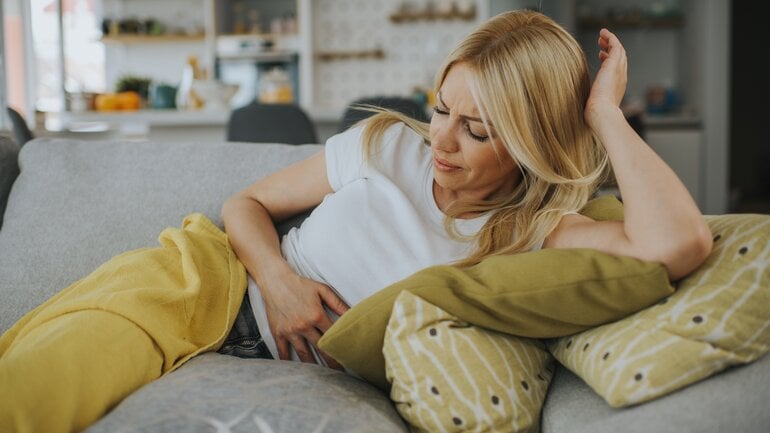 Magen-Darm-Beschwerden können körperliches Symptom bei Einsamkeit sein