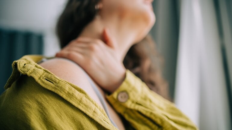 Körperliches Symptom: Muskelverspannungen durch Einsamkeit