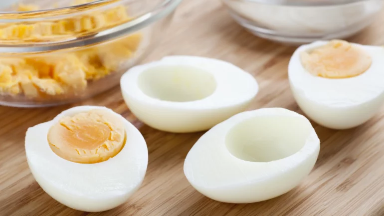 Das Bild zeigt mehrere hartgekochte Eier.