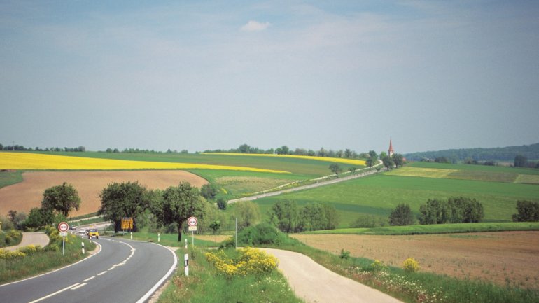 Das Bild zeigt ein Landstraße in Deutschland.