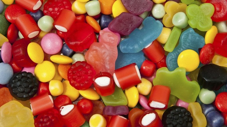 Das Bild zeigt diverse Süßigkeiten.