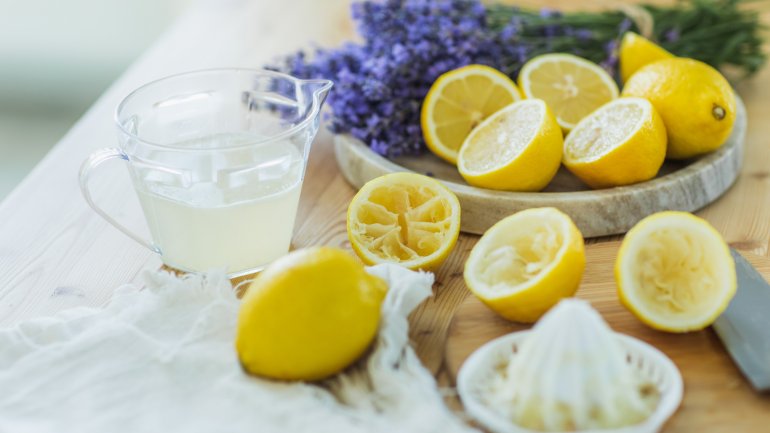 Zitronensaft gegen ölige Haut