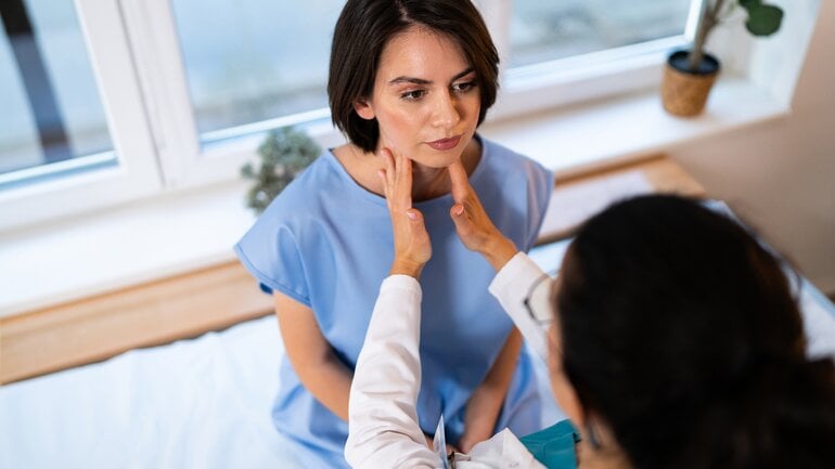 Ständiges Frieren: Schilddrüsenunterfunktion ist mögliche Ursache