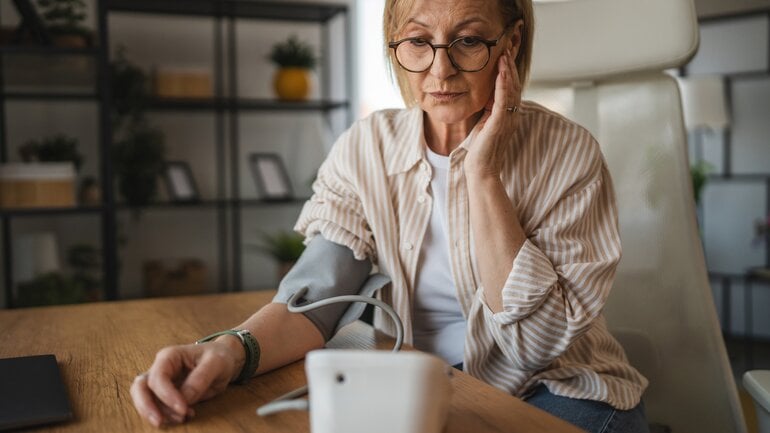 Niedriger Blutdruck: Kann Ursache für ständiges Frieren sein