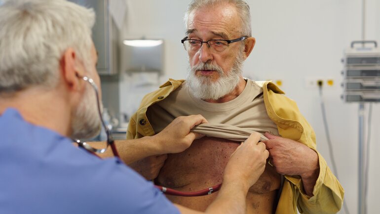 Akutes Lungenversagen: Weitere Symptome je nach Ursache