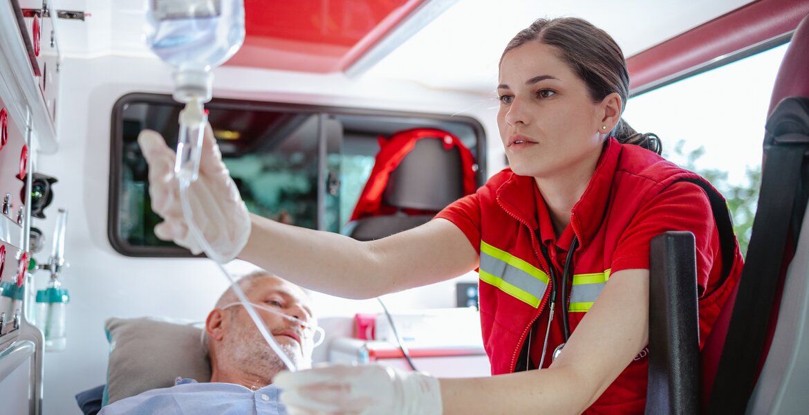 Mann mit ausgeprägtem Flüssigkeitsmangel hat akutes Nierenversagen und wird notärztlich versorgt.