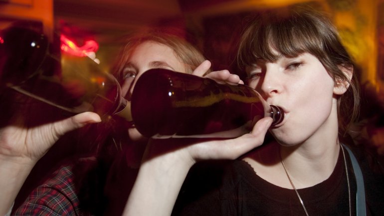 Ausgeprägte Symptome bei mittelgradiger Alkoholvergiftung