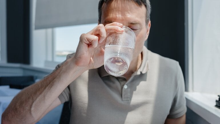 Flüssigkeitsmangel verstärkt Beschwerden bei Hämorrhoiden