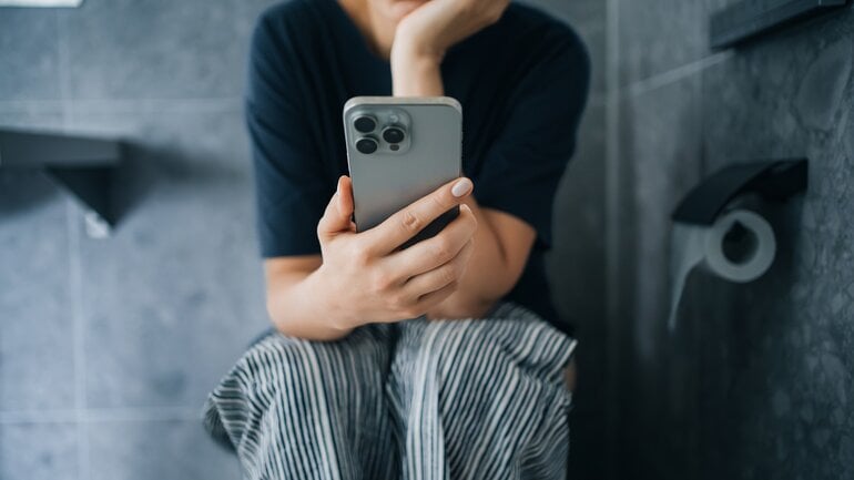 Langes Sitzen auf der Toilette fördert vergrößerte Hämorrhoiden