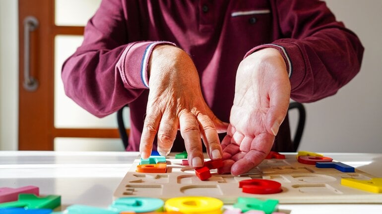 Was löst ALS aus? Mehrere Faktoren spielen zusammen