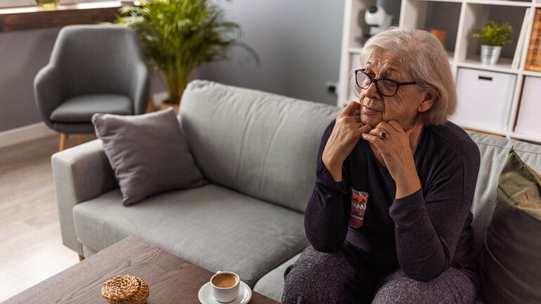 Verlust von Freude und Interessen: Warnsignal bei Altersdepression