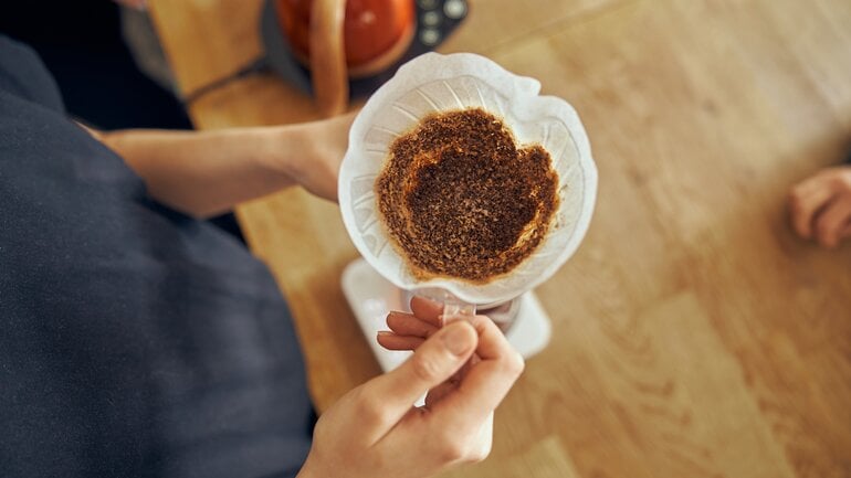 Kaffeesatz und weitere Hausmittel gegen Ameisen