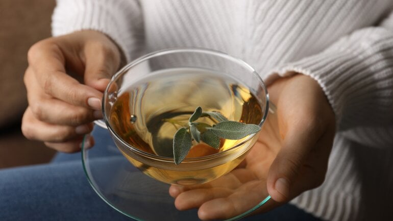 Antientzündliche Ernährung: Wasser und Tees statt Softdrinks