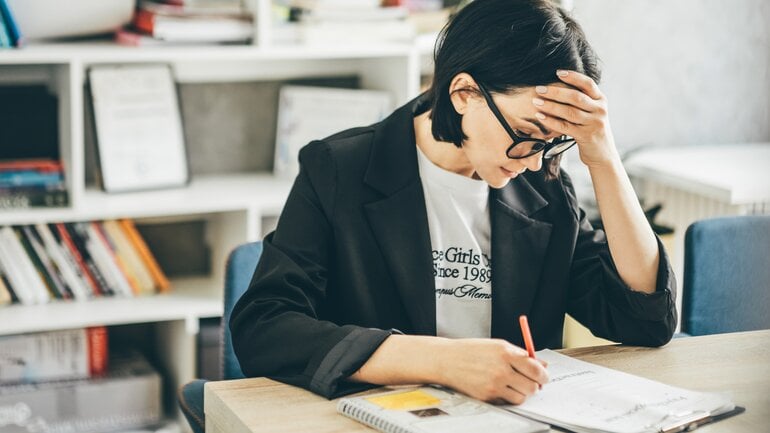 Überangepasstheit ist Anzeichen einer schwierigen Kindheit