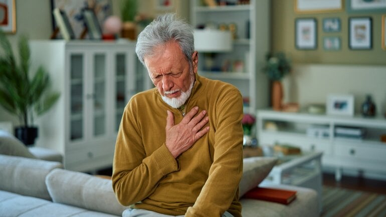 Aortenklappenstenose: Brustschmerzen sind mögliches Symptom
