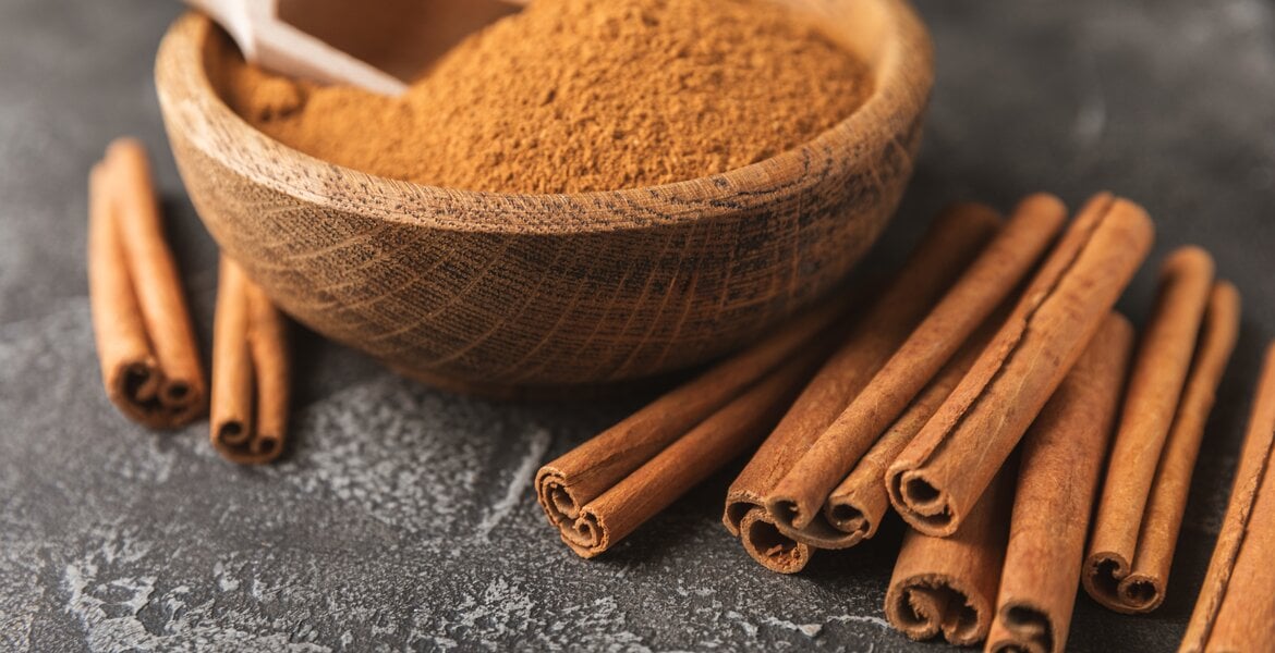 Aphrodisierende Lebensmittel: Zimt in einer Schüssel mit Zimtstangen