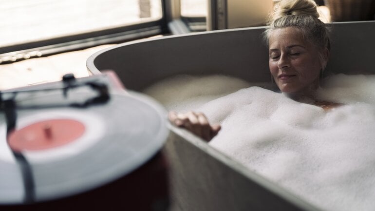 Bei Arthrose in der Schulter eignen sich Bäder mit Salz oder Moor