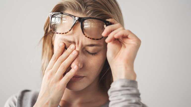 Augenschmerzen sind Symptom bei Augenkrebs