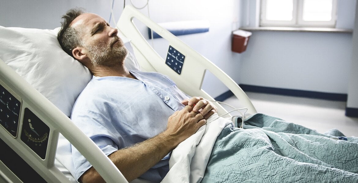 Bauchspeicheldrüsenentzündung Behandlung: Mann im Krankenhaus mit Bauchschmerzen