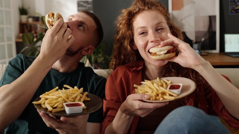 Fettiges Essen belastet die Bauchspeicheldrüse