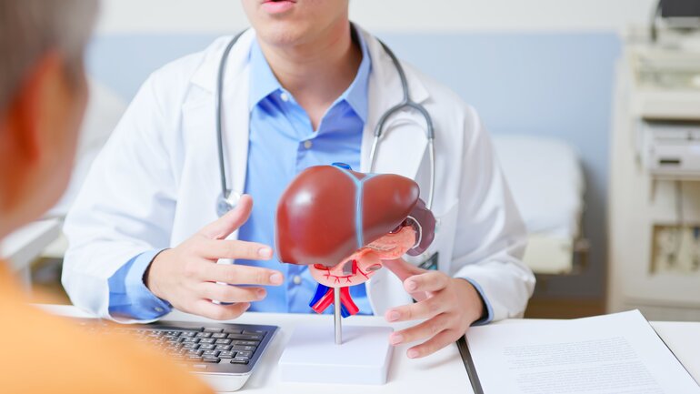 Blaue Flecken ohne Grund? Ursache können Lebererkrankungen sein