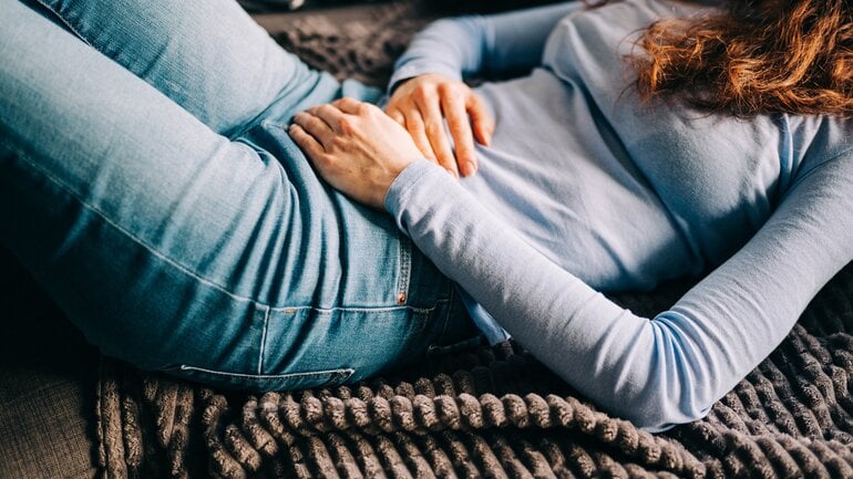 Blinddarmkrebs: Bauchschmerzen als Symptom