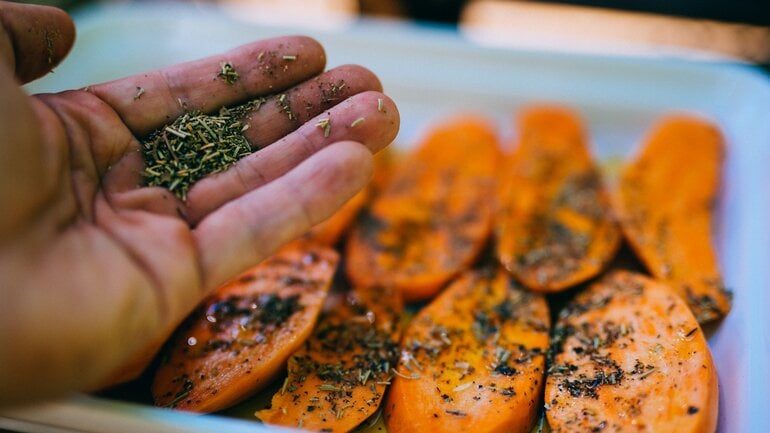Blutdruck natürlich senken mit Kräutern statt Salz