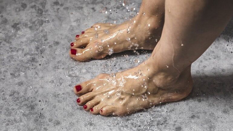 Wechselduschen sind Hausmittel, um den Blutzucker schnell zu senken