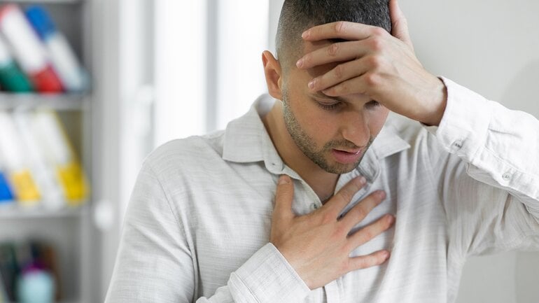 Broken-Heart-Syndrom: Niedriger Blutdruck und Schwindel sind Symptome