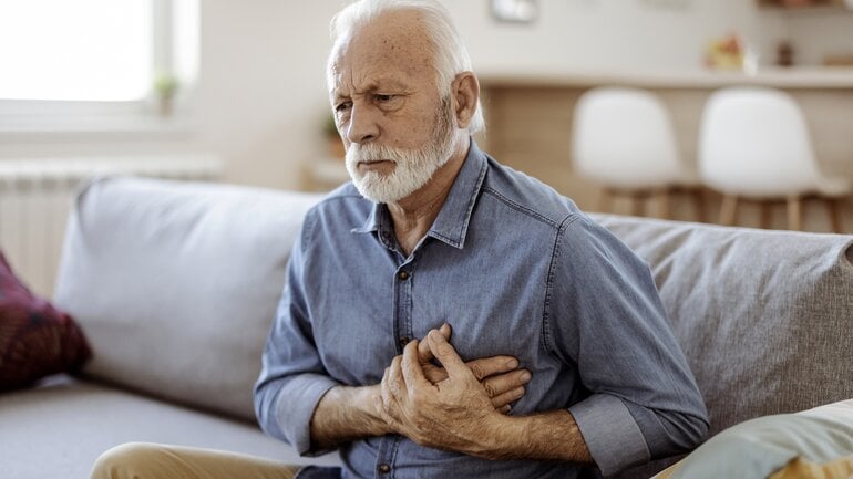 Brustkrebs bei Männern: Verhärtung in der Brust als Symptom