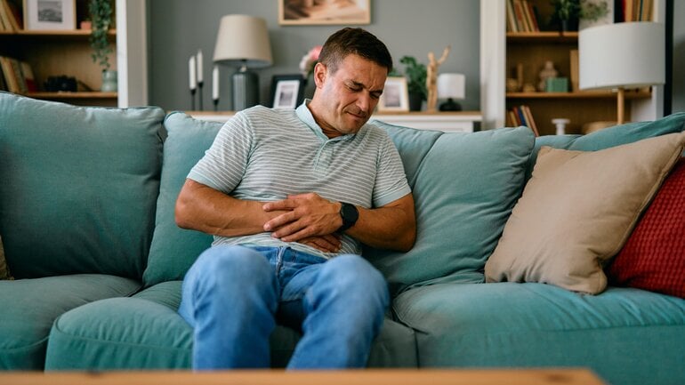 Darminfarkt: Plötzliche Bauchschmerzen sind mögliches Symptom