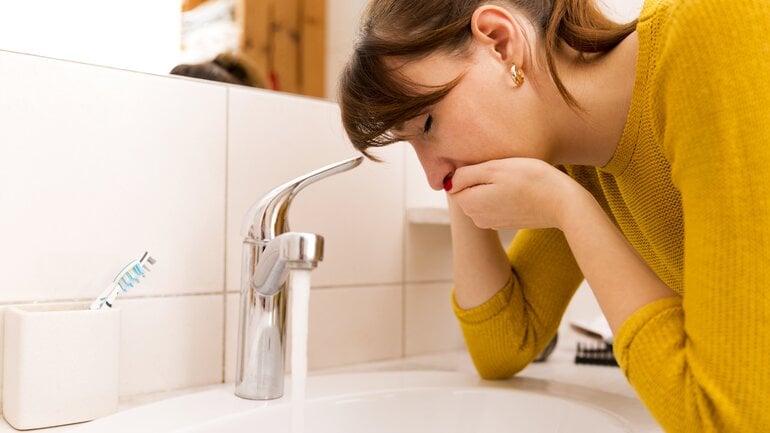 Übelkeit und Erbrechen: Symptome bei Darminfarkt