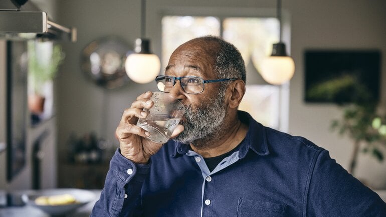 Darmkrebs vorbeugen: Wasser statt Softdrinks trinken