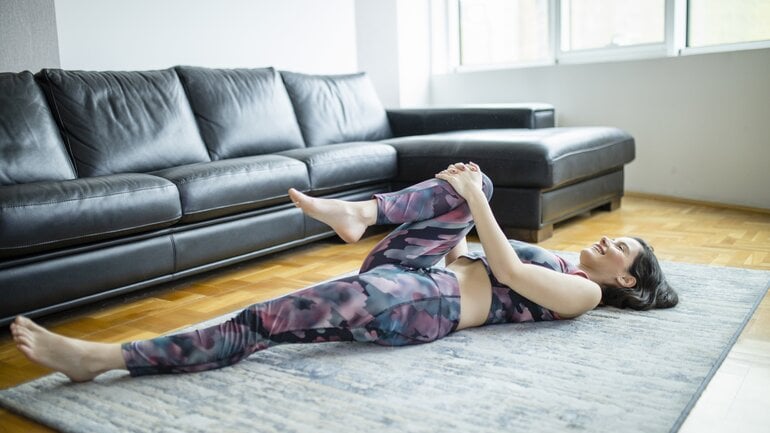 Übung für den unteren Rücken: Knie anziehen