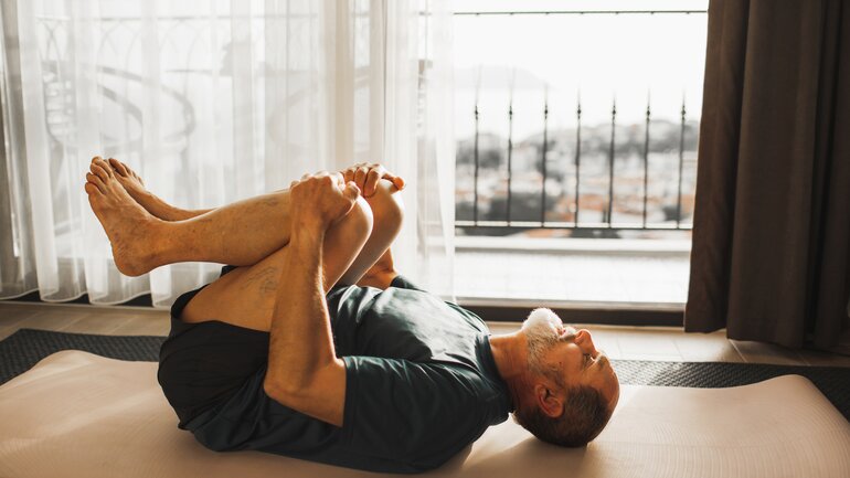 Päckchenhaltung bei Schmerzen im unteren Rücken